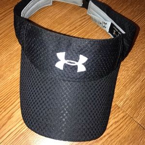 Black men’s underarmour visor
